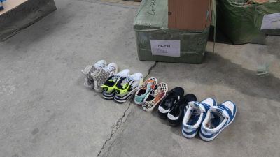 广州荔湾公安捣毁一售假窝点 查获9000余双假冒品牌运动鞋