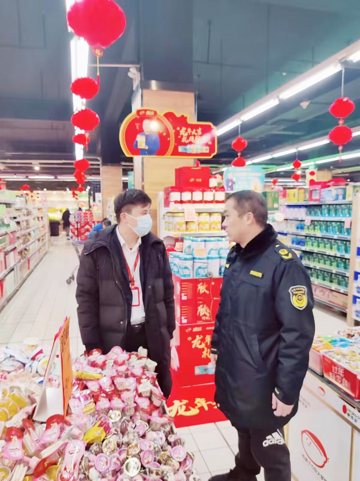 超市自查发现有过期食品，疑被不良职业打假人“栽赃”