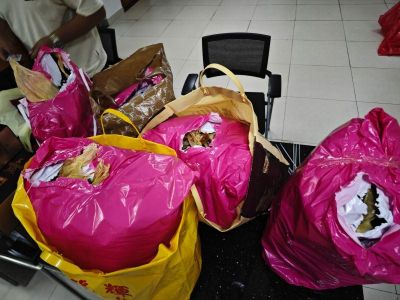 港珠澳大桥海关查获一起澳门单牌车违规携带花胶及洋酒进境案